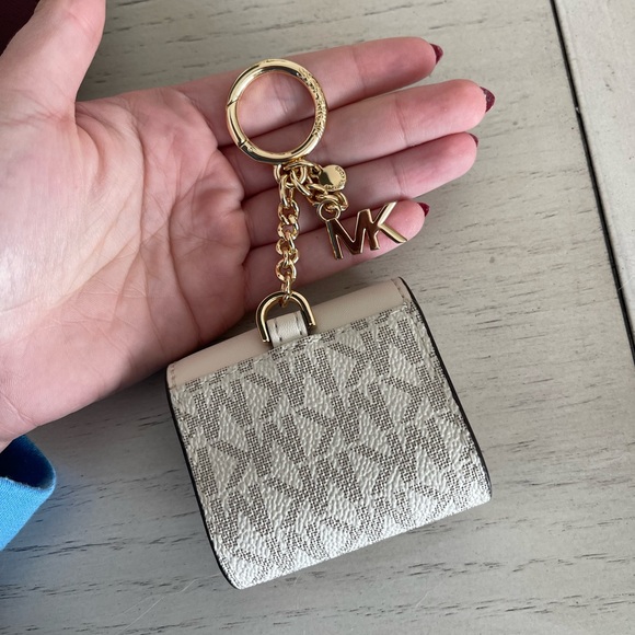 Michael Kors AirPods Case - Picture 3 of 3